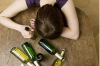 У Луцьку п'яна жінка голосно матюкалась і реготала, лежачи під супермаркетом (фото)