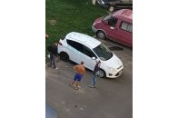 У Луцьку невідомі понівечили автомобіль у дворі