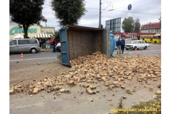 Масштабна ДТП у Луцьку: на виїзді з міста перекинулася вантажівка з цеглою (фото)