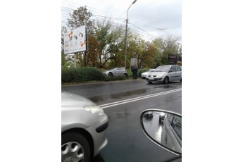 У Луцьку автівка влетіла в електроопору (фото)