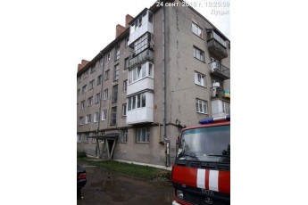 У Луцьку демонтували аварійні конструкції балкону, які падали на голови людям (фото)