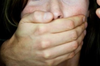 Мовчала через страх покарання: школярку розбещував її 41-річний репетитор на Сумщині
