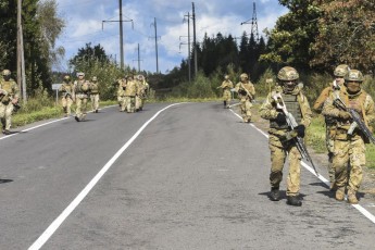 Невідомі у камуфляжі, масках та зі зброєю перекривають дороги довкола Буковелю (фото, відео)