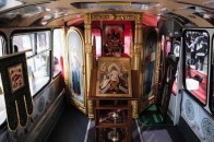 Священик створив автобус-храм і відправляє там служби в Росії (відео)