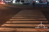У Луцьку на пішохідному переході лежить обірваний дріт (фото)