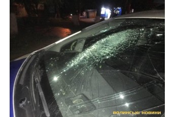 Вночі у Луцьку неадекват розбив патрульний автомобіль (фото)