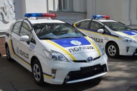 Скандал в поліції: оголені дівчата на фоні поліцейської автівки викликали обурення в соцмережах (відео)