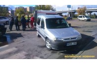 У Луцьку перехожі затримали водія, який врізався в інше авто та намагався втекти (Фото)