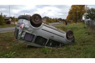 У селі під Луцьком автомобіль злетів з дороги та перекинувся на дах (фото)