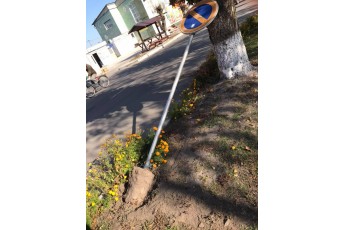 На Волині вандали поламали дорожні знаки, лавочки та повиривали сміттєві урни (фото)