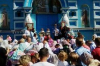 Ледь не заколола: прихильниця МП накинулась з вилами на прихожанку УПЦ КП на Рівненщині