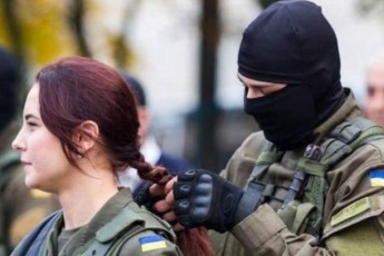 Мережу підірвала пісня у виконанні дівчини-бійця ЗСУ на Донбасі (відео)