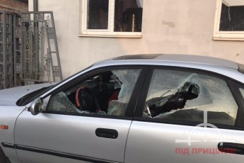 У центрі Луцька невідомі побили цеглинами авто (Фото)