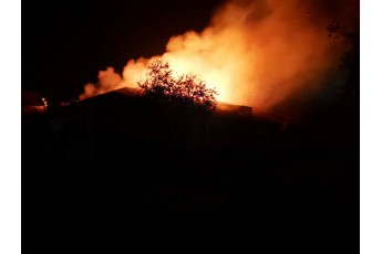 На Волині вночі згоріло закинуте приміщення лікарні (фото)