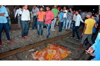 Потяг влетів у натовп людей в Індії: 55 загиблих і 60 поранених (Відео 18+)