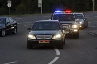 Дівчина-пішохід відмовилася пропустити кортеж Лукашенка в Білорусі (відео)