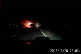 Автобус з туристами, які повертались з Карпат спалахнув під час руху (відео)