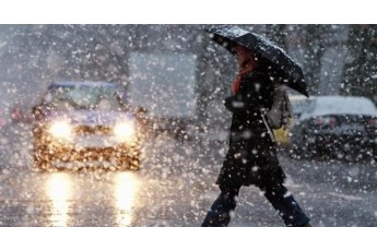 Мокрий сніг, дощ та сильний вітер: якою буде погода в Україні наступного тижня