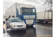 У Луцьку вантажівка протаранила легковик