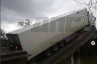 Міст провалився під вантажівкою в Росії: шокуюче відео
