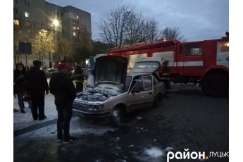 У Луцьку з невідомих причин загорівся автомобіль (фото)