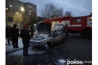 У Луцьку з невідомих причин загорівся автомобіль (фото)
