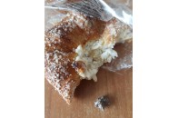 У Луцьку продають булочки з камінням