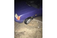 У Луцьку декілька авто застрягли в ямі, яку залишили комунальники (фото)