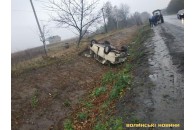 Під Луцьком два автомобілі злетіли у кювет