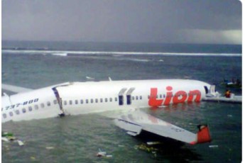 Пасажирський лайнер з 189 пасажирами на борту впав у море: усі подробиці смертельної трагедії