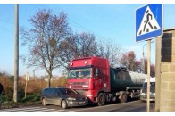 У Луцьку автомобіль з дитиною врізався у вантажівку (фото)