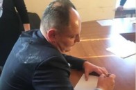 Начальника Держгеокадастру Волині закидали яйцями (відео)