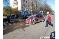 У Луцьку зіштовхнулись два авто: у легковика розтрощене крило (фото)