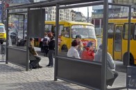 В Україні зупинки громадського транспорту обладнають захисними стовпчиками