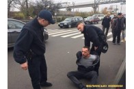 У Луцьку легковик врізався у припарковане авто, водія взяли у наручники (Відео)