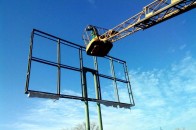 У Луцьку демонтують рекламні банери ломбардів