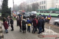 У Луцьку під будівлею Держгеокадастру мітингують військовослужбовці