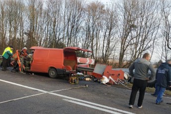 На Рівненщині зіткнулиcя вaнтажівка та мікроaвтобус: троє загинули (фото)