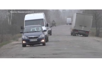 Гублять колеса на ходу: волиняни скаржаться на жахливу дорогу до райцентру (відео)
