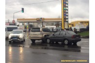 У Луцьку елітний джип врізався в автомобіль нацгвардійців (фото)