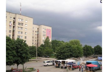 У Луцьку медики прийняли пологи у жінки, яка народжувала у темному під’їзді багатоповерхівки
