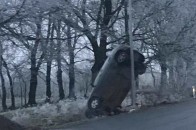 У місті на Волині автівка повисла на стовпі (фото)