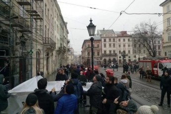 Іноземець намагався скоїти самогубство в центрі Львова (відео)