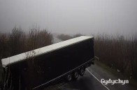 Біля Луцька вантажівка на швидкості злетіла у кювет (відео)