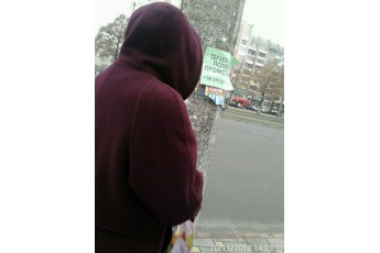 У Луцьку жінка розклеювала незаконну рекламу (фото)