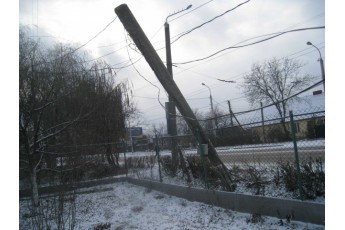 У Луцьку автомобіль вночі врізався в бетонний стовп та втік (фото)