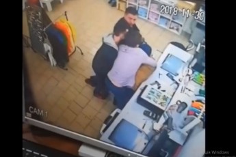 Четверо молодиків самостійно знешкодили грабіжника з сокирою на Дніпропетровщині (відео)