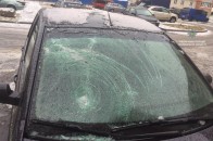 У Луцьку льодяна брила розтрощила скло автомобіля