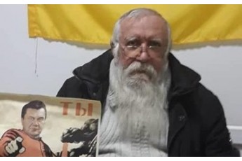 Пенсіонер розклеював плакати з Януковичем у Маріуполі (відео)