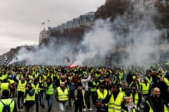 Через масові протести у Франції уряд відкладе підвищення цін на пальне